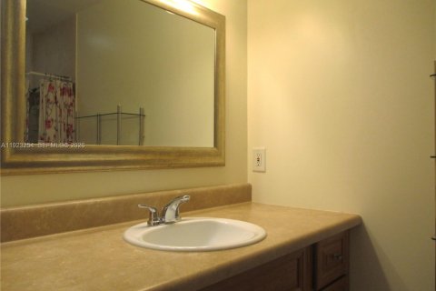 Condo in Stuart, Florida, 2 bedrooms  № 2004131 - photo 15