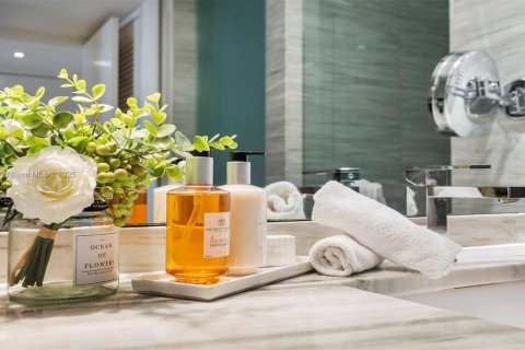 Condo in Miami Beach, Florida, 3 bedrooms  № 2022972 - photo 29