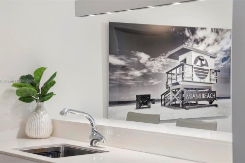 Condo in Miami Beach, Florida, 3 bedrooms  № 2022972 - photo 13