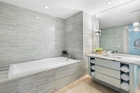 Condo in Miami Beach, Florida, 3 bedrooms  № 2022972 - photo 26