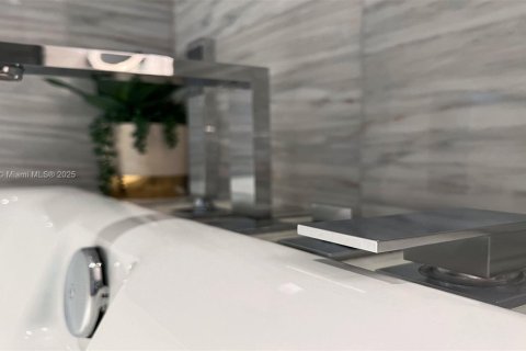 Condo in Miami Beach, Florida, 3 bedrooms  № 2022972 - photo 27