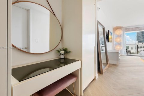 Condo in Miami Beach, Florida, 3 bedrooms  № 2022972 - photo 16
