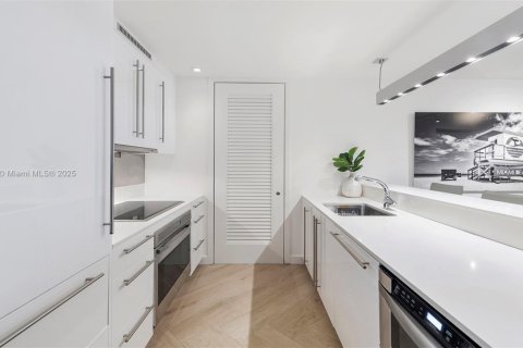 Condo in Miami Beach, Florida, 3 bedrooms  № 2022972 - photo 4