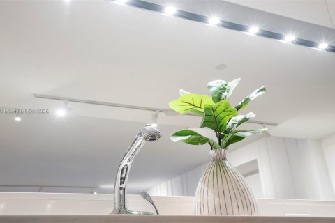 Condo in Miami Beach, Florida, 3 bedrooms  № 2022972 - photo 12