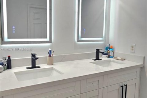 House in Pembroke Pines, Florida 4 bedrooms, 251.67 sq.m. № 2064054 - photo 24