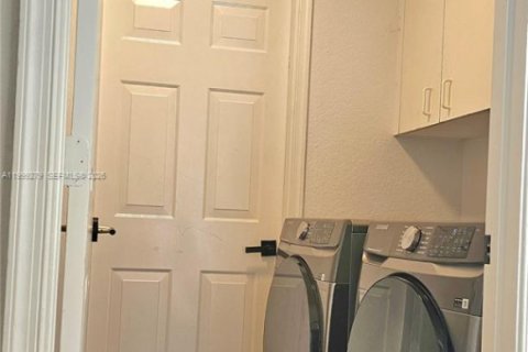 House in Pembroke Pines, Florida 4 bedrooms, 251.67 sq.m. № 2064054 - photo 17