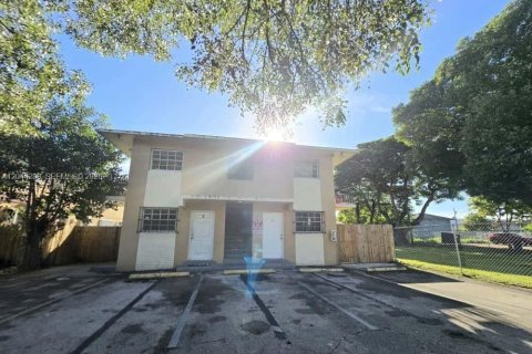 Immobilier commercial à vendre à Miami, Floride: 410.72 m2 № 2282880 - photo 2