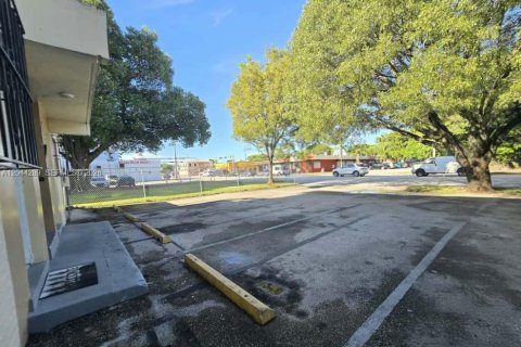 Immobilier commercial à vendre à Miami, Floride: 410.72 m2 № 2282880 - photo 4