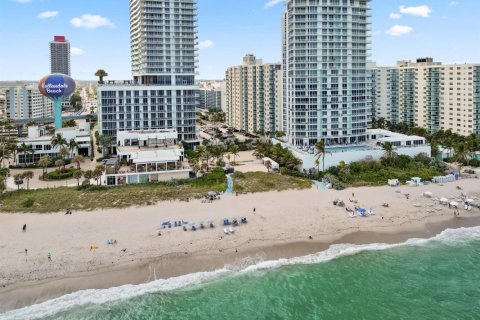 Condo in Hollywood, Florida, 1 bedroom  № 2243874 - photo 2