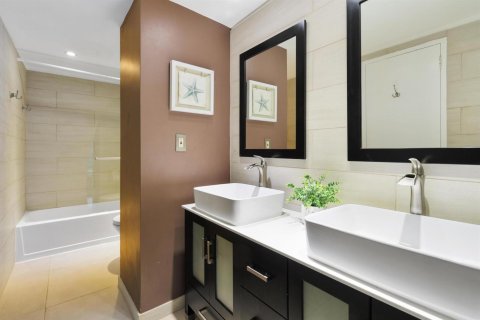 Condo in Hollywood, Florida, 1 bedroom  № 2243874 - photo 11