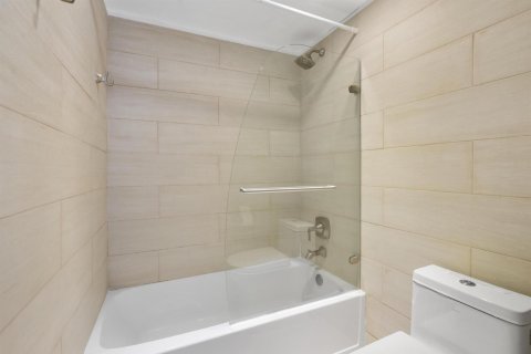 Condo in Hollywood, Florida, 1 bedroom  № 2243874 - photo 12
