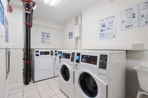 Condo in Hollywood, Florida, 1 bedroom  № 2243874 - photo 23