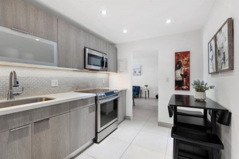 Condo in Hollywood, Florida, 1 bedroom  № 2243874 - photo 4