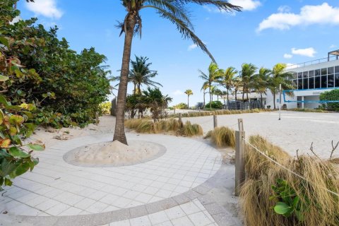 Condo in Hollywood, Florida, 1 bedroom  № 2243874 - photo 18
