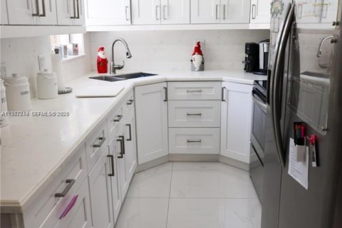 Casa en alquiler en Miami, Florida, 3 dormitorios, 129.32 m2 № 2003311 - foto 9