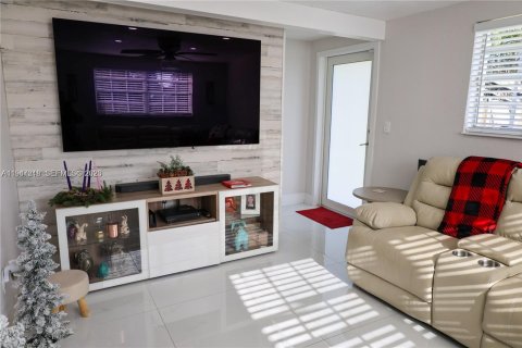 Casa en alquiler en Miami, Florida, 3 dormitorios, 129.32 m2 № 2003311 - foto 17