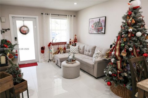 Casa en alquiler en Miami, Florida, 3 dormitorios, 129.32 m2 № 2003311 - foto 4