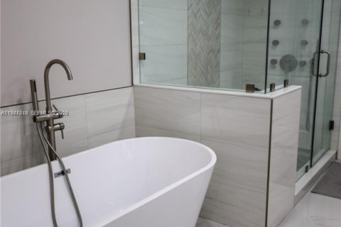 Casa en alquiler en Miami, Florida, 3 dormitorios, 129.32 m2 № 2003311 - foto 13