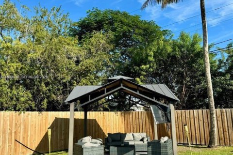 Casa en alquiler en Miami, Florida, 3 dormitorios, 129.32 m2 № 2003311 - foto 3