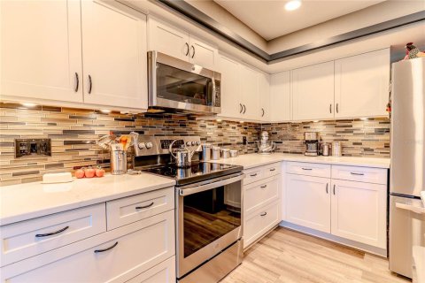 House in Palm Harbor, Florida 4 bedrooms, 211.45 sq.m. № 2208985 - photo 17