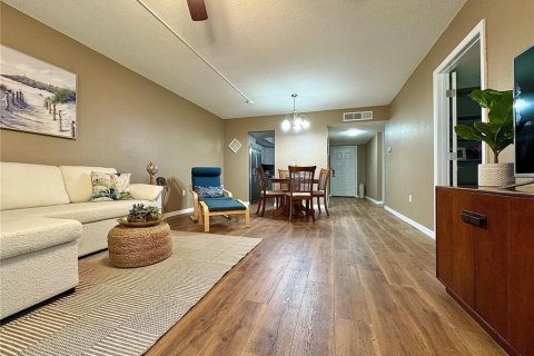 Condo in Pinellas Park, Florida, 2 bedrooms  № 1745313 - photo 11