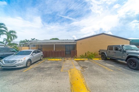 Copropriété à louer à Sweetwater, Floride: 2 chambres, 87.61 m2 № 1845861 - photo 1