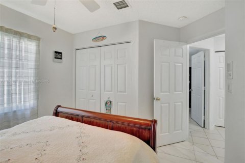 House in Pembroke Pines, Florida 3 bedrooms, 154.5 sq.m. № 1729026 - photo 17