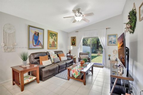 House in Pembroke Pines, Florida 3 bedrooms, 154.5 sq.m. № 1729026 - photo 28