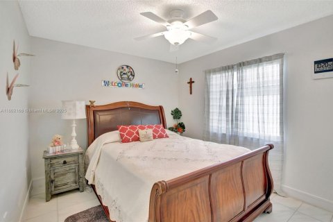 House in Pembroke Pines, Florida 3 bedrooms, 154.5 sq.m. № 1729026 - photo 18