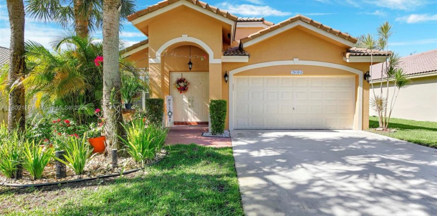House in Pembroke Pines, Florida 3 bedrooms, 154.5 sq.m. № 1729026