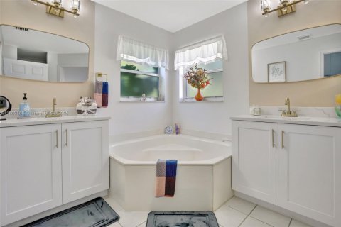House in Pembroke Pines, Florida 3 bedrooms, 154.5 sq.m. № 1729026 - photo 20