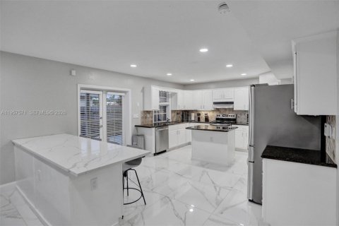 Casa en venta en Deerfield Beach, Florida, 6 dormitorios, 323.95 m2 № 2011492 - foto 20