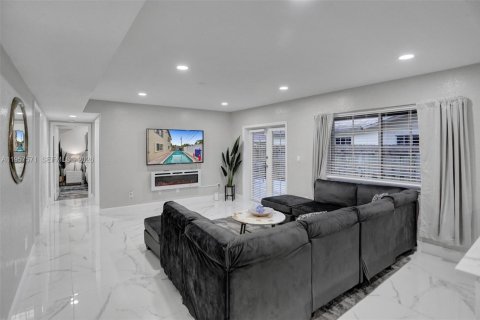 Casa en venta en Deerfield Beach, Florida, 6 dormitorios, 323.95 m2 № 2011492 - foto 19