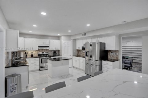 Casa en venta en Deerfield Beach, Florida, 6 dormitorios, 323.95 m2 № 2011492 - foto 21