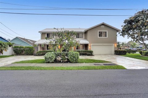 Casa en venta en Deerfield Beach, Florida, 6 dormitorios, 323.95 m2 № 2011492 - foto 2