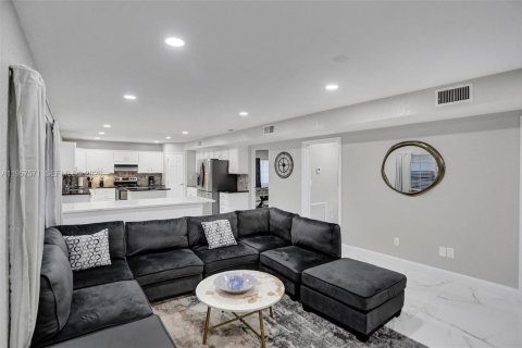 Casa en venta en Deerfield Beach, Florida, 6 dormitorios, 323.95 m2 № 2011492 - foto 16