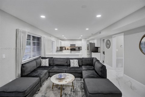 Casa en venta en Deerfield Beach, Florida, 6 dormitorios, 323.95 m2 № 2011492 - foto 18