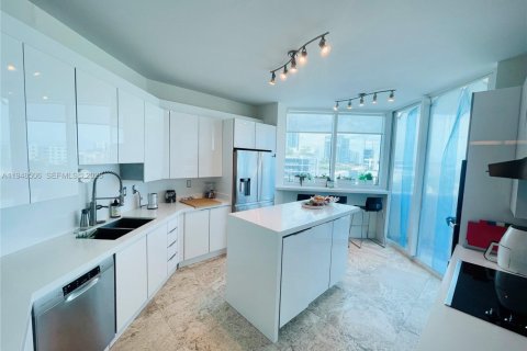 Condominio en alquiler en Miami Beach, Florida, 3 dormitorios, 217.39 m2 № 2010349 - foto 10