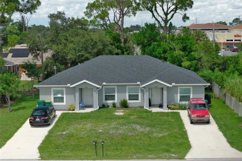 Commercial property in Port Charlotte, Florida 4 bedrooms, 195.47 sq.m. № 2386250