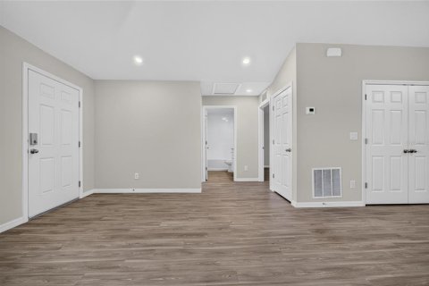 Commercial property in Port Charlotte, Florida 4 bedrooms, 195.47 sq.m. № 2386250 - photo 5