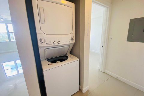 Condo in Hollywood, Florida, 2 bedrooms  № 2249726 - photo 16