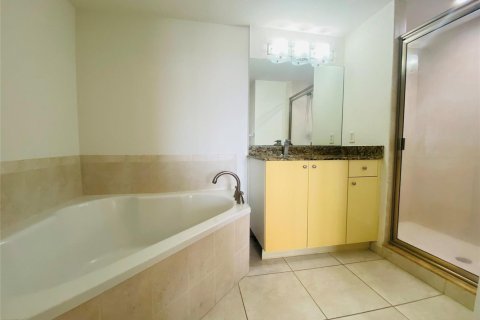 Condo in Hollywood, Florida, 2 bedrooms  № 2249726 - photo 13