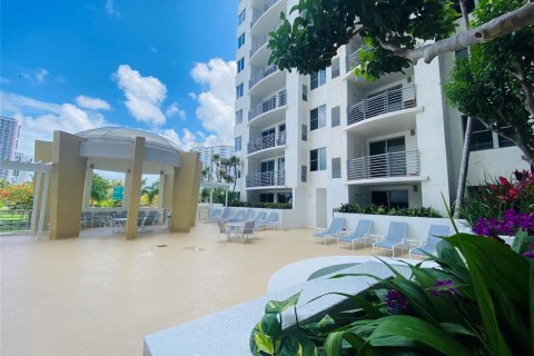 Condo in Hollywood, Florida, 2 bedrooms  № 2249726 - photo 24