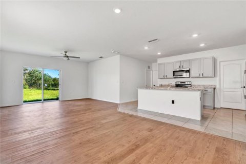 House in Davenport, Florida 5 bedrooms, 234.3 sq.m. № 2418978 - photo 4
