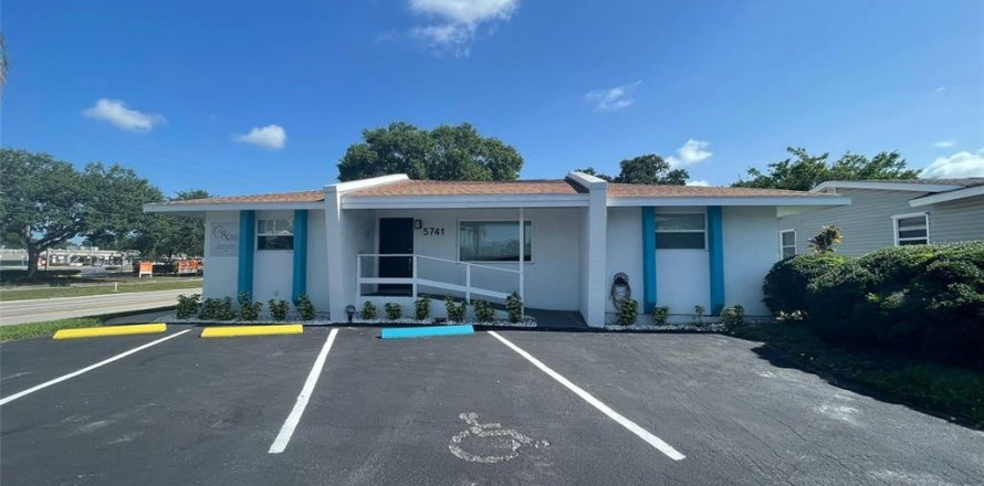 Commercial property in Saint Petersburg, Florida 145.67 sq.m. № 2206340