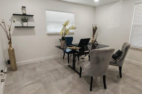 Commercial property in Saint Petersburg, Florida 145.67 sq.m. № 2206340 - photo 12