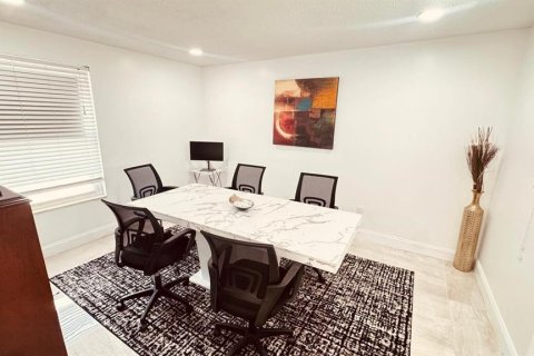 Commercial property in Saint Petersburg, Florida 145.67 sq.m. № 2206340 - photo 3