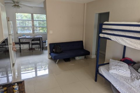 Commercial property in Miami Beach, Florida № 1981100 - photo 11