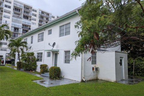 Commercial property in Miami Beach, Florida № 1981100 - photo 13