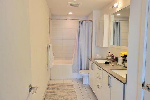 Condo in Miami, Florida, 2 bedrooms  № 2254326 - photo 11